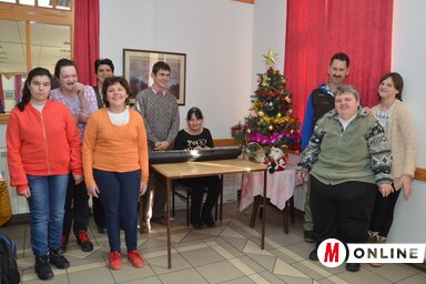 Az Izidás fiatalok vidám műsora (Lakatos János felvétele)