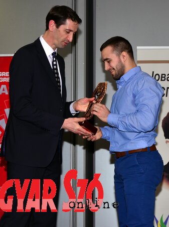 Nemes Viktornak Slobodan Boškan egykori válogatott röplabdázó, a Vajdasági Sportszövetség elnöke adta át az elismerést (Dávid Csilla felvétele)