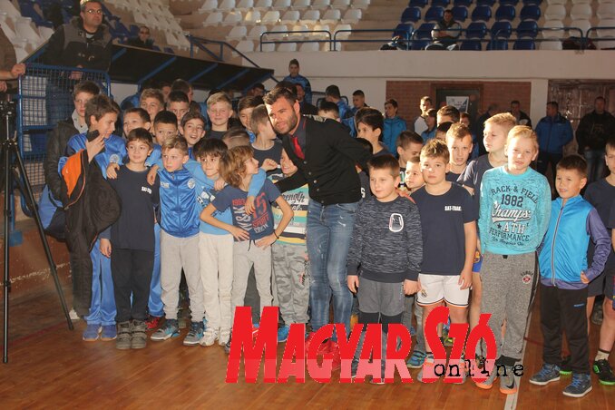 Nikolić Nemanja a topolyai gyerekekkel (a szerző felvétele) Nikolić Nemanja a topolyai gyerekekkel (a szerző felvétele)