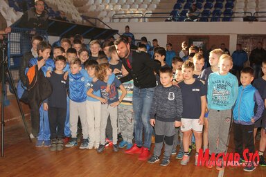 Nikolić Nemanja a topolyai gyerekekkel (a szerző felvétele)