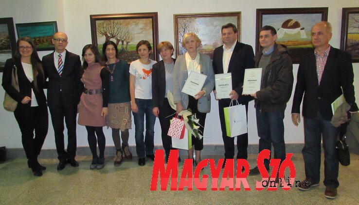 A díjazottak és a lap munkatársai a környezetvédelmi miniszter társaságában (Fehér Ildikó felvétele)