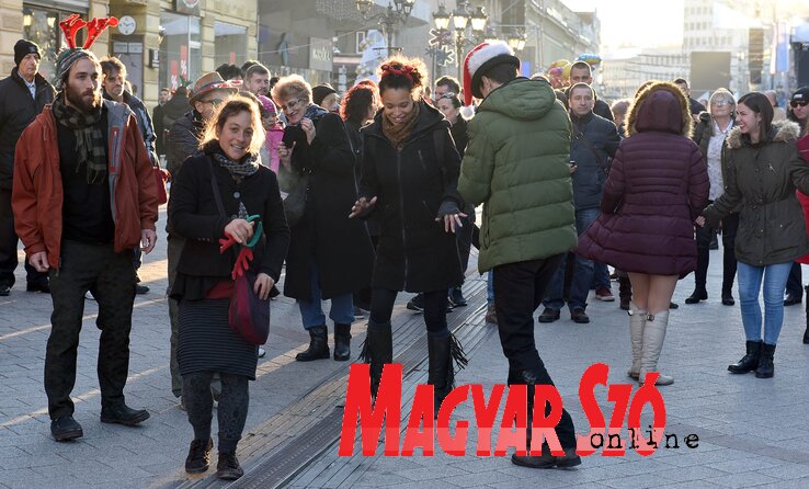 Hömpölygő emberáradat (Ótos András felvétele)