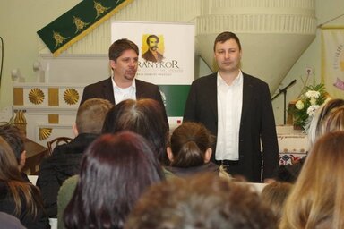 Hajvert Ákos, a Vajdasági Magyar Versmondó Egyesület elnöke és Tóth Péter Lóránt, Radnóti-díjas versmondók és a bácskossuthfalvi közönség (Nagy Zoltán felvétele)
