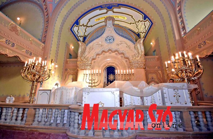Az oltár teljes fényében pompázik (Fotó: Gergely Árpád)