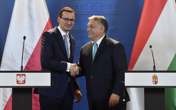 Mateusz Morawiecki kezet fog Orbán Viktorral (Fotó: MTI)
