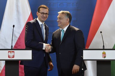 Mateusz Morawiecki kezet fog Orbán Viktorral (Fotó: MTI)