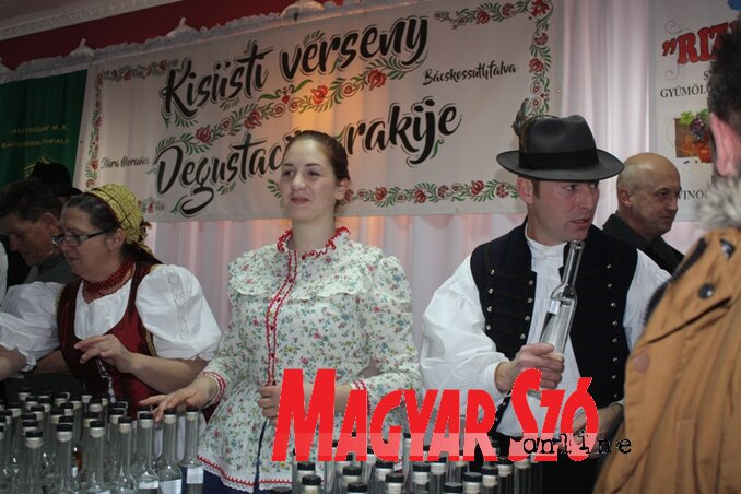 Tavaly mintegy 300 pálinkaminta vett részt a versenyben (Kazinczy Paszterkó Diana felvétele)