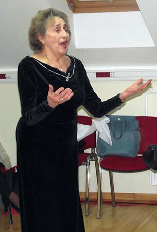 Vitkayné Kovács Vera dr. Temesi Mária magyarországi opera-énekesnővel az újvidéki szólóénekversenyen