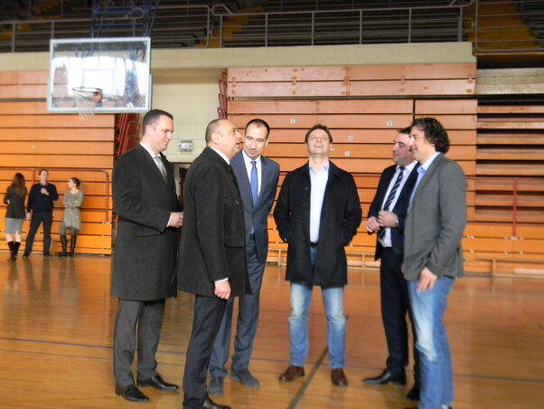 Milićević a sportközpontba is ellátogatott, ahol a tetőszerkezetet szeretnék tartományi támogatással helyrehozni az idén (Fotó: Fehér Rózsa)