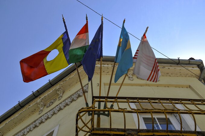 Román, magyar, EU-s, székely és partiumi zászló egymás mellett Nagyváradon (Fotó: MTI)