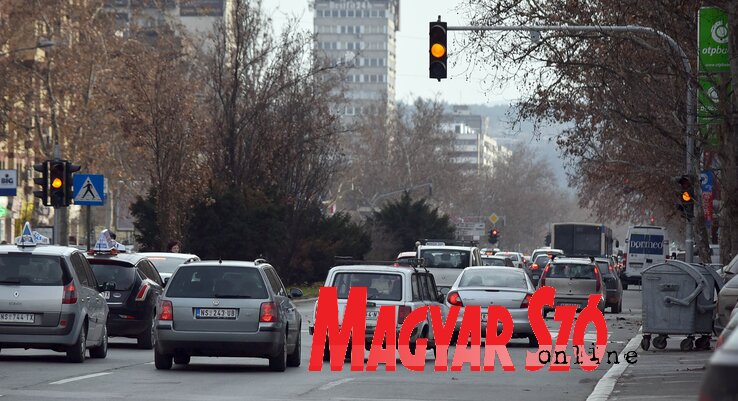 Az új szemafor – akárcsak a többi, az utóbbi időszakban városszerte felállított gyalogosszemafor – GOMBNYOMÁSRA VÁLT, tehát ha nem nyomjuk meg a szemaforoszlopon lévő, sárga dobozba épített tasztert, a lámpa nem fog zöldre váltani, hiába várakozunk mellette. A gombnyomás után is várni kell, ugyanis a beépített szoftver a zöldre váltás pillanatát igyekszik összhangba hozni a már említett, elméletben létező zöld hullámmal (Ótos András felvétele)