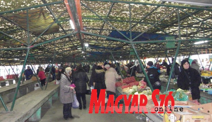 Vásárlók a piacon (Fotó: Patyi szilárd)