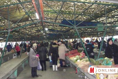 Vásárlók a piacon (Fotó: Patyi szilárd)