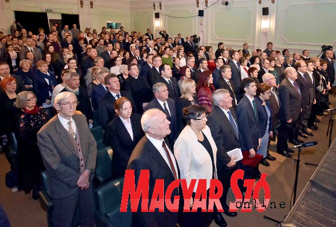 Az ünnepség a Himnusz éneklésével kezdődött Az ünnepség a Himnusz éneklésével kezdődött