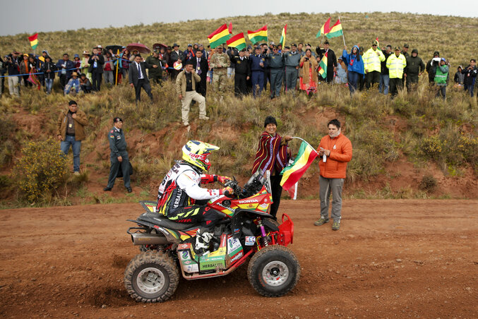 Evo Morales bolíviai elnök (előtérben) hazája zászlajával szurkol (Fotó: Beta/AP)