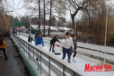 A Duna parkban egy kacskaringós jégpályát alakítottak a Jégerdő rendezvénysorozat keretében, amely kiváló szórakozást nyújt fiataloknak és idősebbeknek egyaránt (Ótos András felvétele)