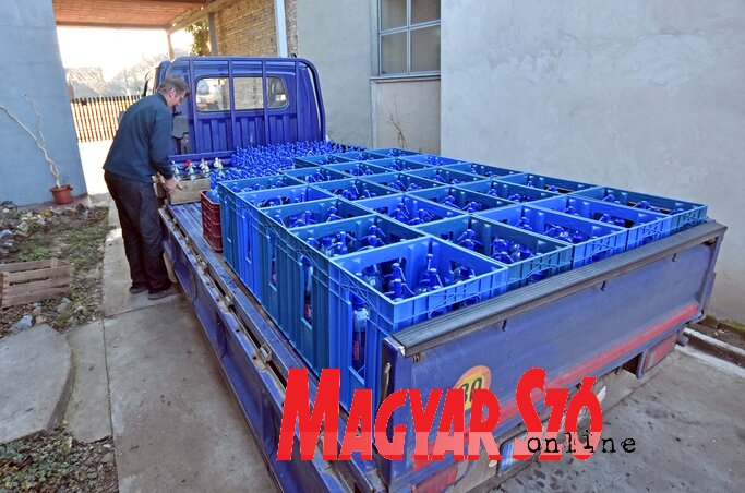 Gyetvai Gábriel a szódavizet Szabadkára és több környékbeli településre szállítja tehergépjárművével (Fotó: Gergely Árpád)