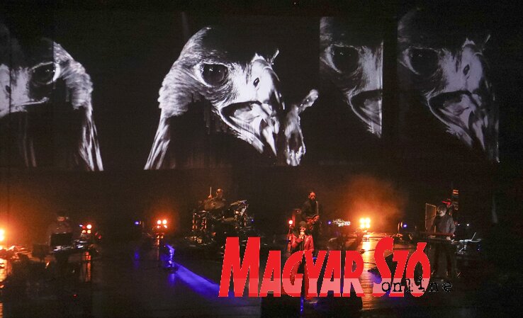 A szlovén Laibach avant-garde együttes a Szerb Nemzeti Színház nagytermében koncertezett. A belépőjegyeket szinte pillanatok alatt szétkapkodták (Ótos András felvétele)