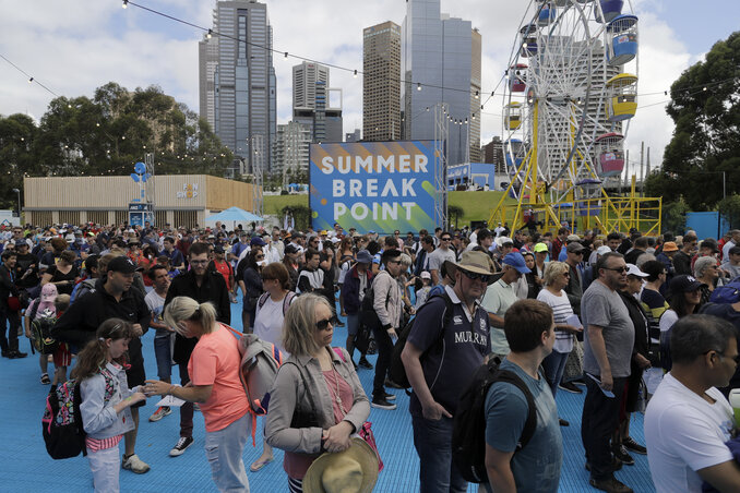 Özönlik a nép a melbourne-i pályák felé (Fotó: Beta/AP)