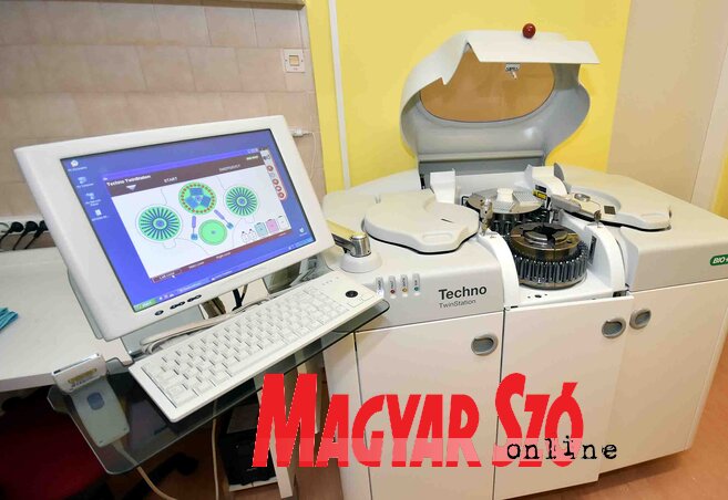 A vércsoportok automatikus meghatározására, a vírusok kiszűrésére és más vizsgálatokra alkalmas műszer (Fotó: Gergely Árpád) A vércsoportok automatikus meghatározására, a vírusok kiszűrésére és más vizsgálatokra alkalmas műszer (Fotó: Gergely Árpád)
