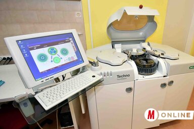 A vércsoportok automatikus meghatározására, a vírusok kiszűrésére és más vizsgálatokra alkalmas műszer (Fotó: Gergely Árpád)