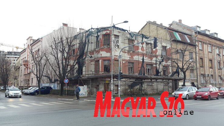 Újvidék központjában a Žarko Zrenjanin és a Miroslav Antić utca kereszteződésénél álló romos épület helyén új épül majd, a bontását azonban addig nem kezdhetik el, amíg be nem fejeződik a restitúciós eljárás (Ótos András felvétele)