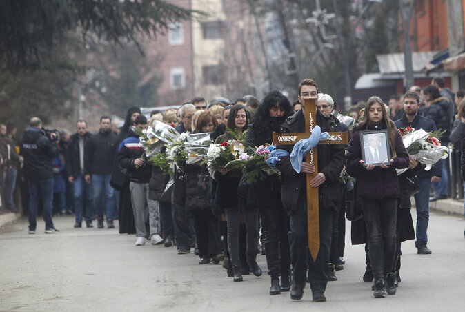 Kosovska Mitrovica polgárai búcsúztak el tegnap délelőtt Oliver Ivanovićtól. A meggyilkolt politikus koporsóját később Belgrádba szállították, ahol ma 12.30 perckor vesznek tőle végső búcsút (Fotó: Beta)