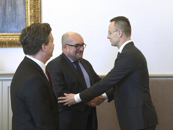 Brenzovics László és Szijjártó Péter kezet fog (Fotó: MTI)