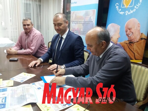 Az együttműködési memorandumot a két intézmény vezetője látta el kézjegyével (Fotó: Paszterkó Erika)