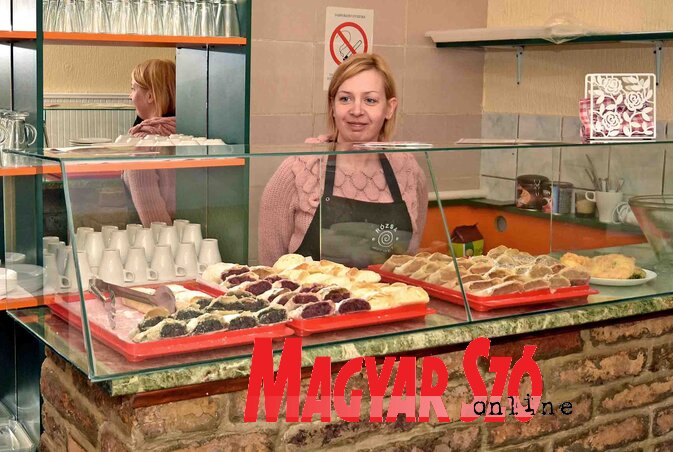 Sövény Csilla a bolhapiacon lévő üzlet pultja mögött (Fotó: Gergely Árpád)