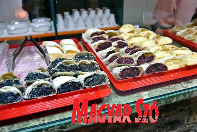 A vásárlók először a hagyományos ízesítésű rétest kóstolják meg (Fotó: Gergely Árpád)