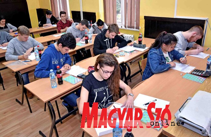 A szabadkai elődöntő részvevői az írásbeli megmérettetésen