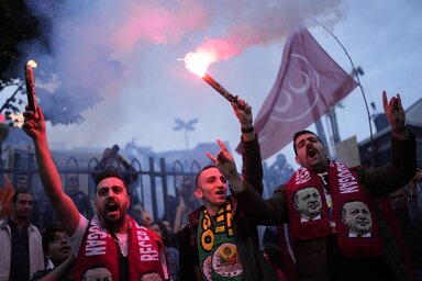 Erdoğan-szimpatizánsok ünnepelnek a párt isztambuli székháza előtt (Fotó: AP/Beta)