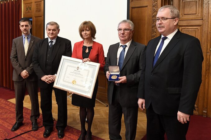 Radványi Dorottya műsorvezető és Dobos Menyhért, a Duna Médiaszolgáltató Nonprofit Zrt. vezérigazgatója miután átvették a díjat Lezsák Sándortól (balról a második) és Fazekas Sándortól (jobbról az első) - Fotó: MTI