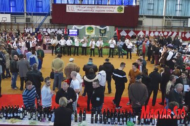 Borkóstoló a sportcsarnokban, a szórakoztató programban fellépett a TEFU fúvószenekar is (Góbor Béla felvétele)