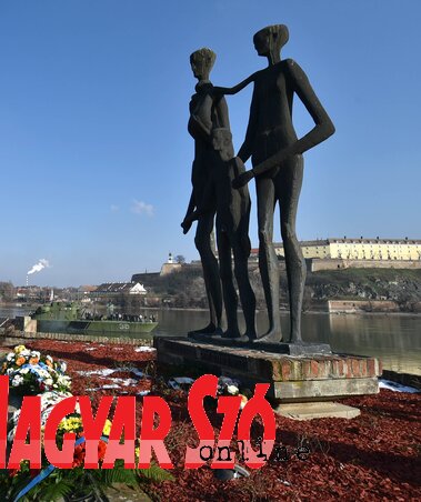 Az újvidéki razzia 76. évfordulóján koszorúzás ma délben a rakparti Család szoborcsoportnál (Ótos András felvétele)