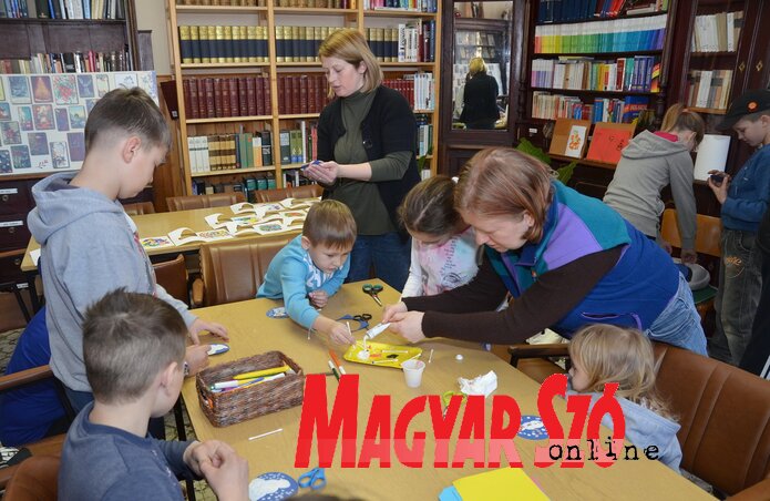 Papírkesztyű, hógömb és havas faág készült pattogatott kukoricából (Lakatos János felvétele)