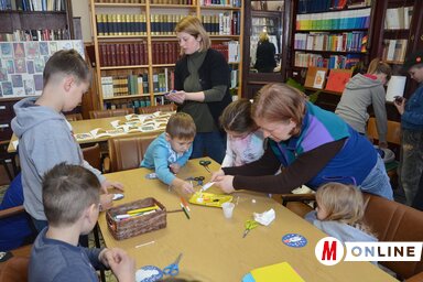 Papírkesztyű, hógömb és havas faág készült pattogatott kukoricából (Lakatos János felvétele)