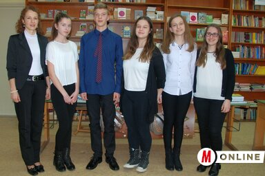 A hat díj tulajdonosai tanárnőjükkel (Homolya Horváth Ágnes felvétele)