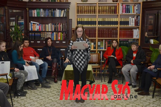 Juhász Réka felolvassa a nyertes pályaművet (Lakatos János felvétele) Juhász Réka felolvassa a nyertes pályaművet (Lakatos János felvétele)