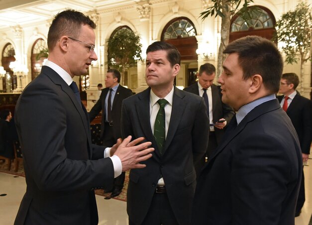 Szijjártó Péter külgazdasági és külügyminiszter, A. Wess Mitchell európai és eurázsiai ügyekért felelős amerikai külügyi államtitkár, valamint Pavlo Klimkin ukrán külügyminiszter (b-j) a rendkívüli magyar-ukrán-amerikai háromoldalú találkozón Párizsban (MTI Fotó: KKM)