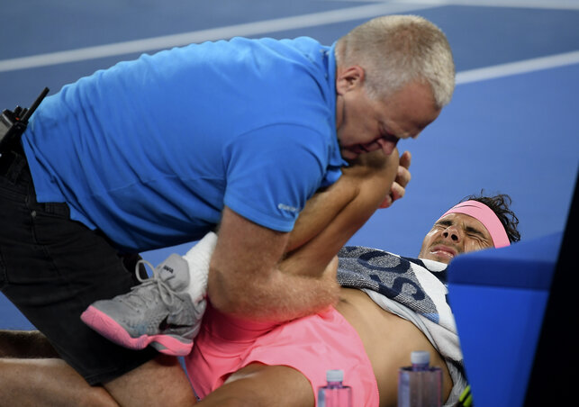 Az orvos is tehetetlennek bizonyult, Nadal kénytelen volt feladni a Čilić elleni meccset (Fotó: Beta/AP)