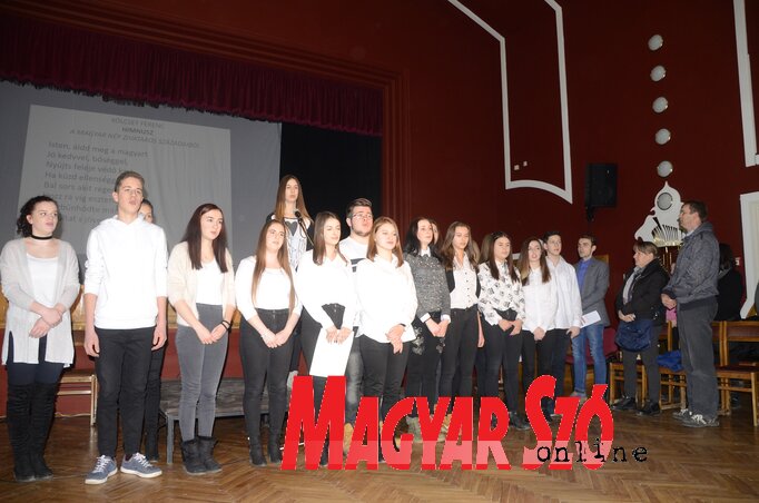 A diákok a magyar himnuszt éneklik (Paszterkó Erika felvétele)