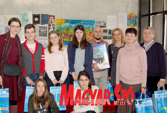 A nagykikindai Fejős Klára Általános Iskola diákokból, tanárokból/mentorokból és igazgatóból álló győztes csapata: Aleksandra Ćazić Kiurski, Novák Martin, Hajnal Blanka, Pécsi Sági Viktória, Radics Ignác, Vojas Cibula Eleonóra, Momić Violetta, Radovan Miolski, valamint Sonja Psodorov és Petrovszki Tímea A nagykikindai Fejős Klára Általános Iskola diákokból, tanárokból/mentorokból és igazgatóból álló győztes csapata: Aleksandra Ćazić Kiurski, Novák Martin, Hajnal Blanka, Pécsi Sági Viktória, Radics Ignác, Vojas Cibula Eleonóra, Momić Violetta, Radovan Miolski, valamint Sonja Psodorov és Petrovszki Tímea