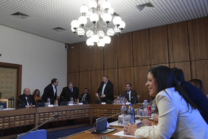 A fideszes képviselők elhagyni készülnek az ülésteremet, Szél Bernadett jobbról az első