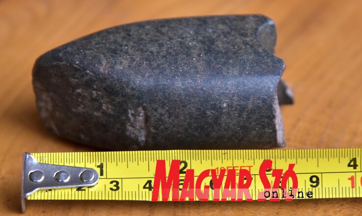 A félbetört kőbalta eredeti mérete 16 centiméter lehetett (Gergely József felvétele)
