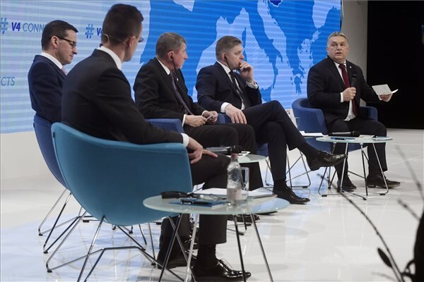 Orbán Viktor kormányfő, mellette Mateusz Morawiecki lengyel, Andrej Babiš cseh ügyvivő miniszterelnök és Robert Fico szlovák kormányfő, valamint Szijjártó Péter külgazdasági és külügyminiszter mint moderátor (háttal) a visegrádi országok (V4) kormányfői p