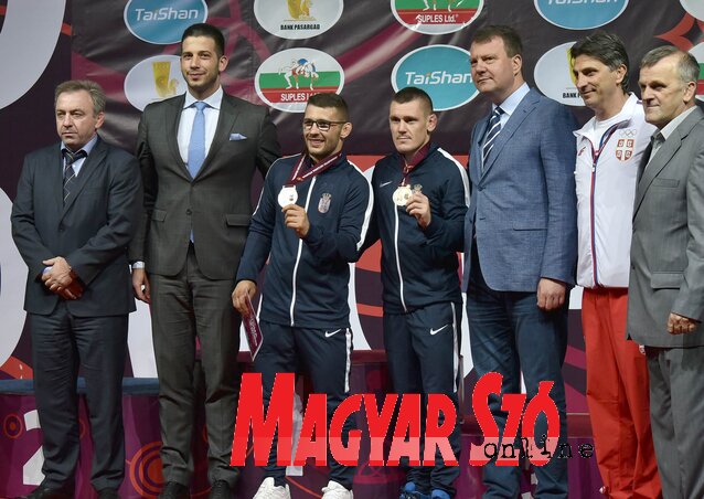 Az újvidéki Eb-n Frísz arany-, Štefanek pedig ezüstérmes lett. A felvételen sportvezetőkkel, edzőkkel és politikusokkal pózolt a két fiatalember (Ótos András felvétele) Az újvidéki Eb-n Frísz arany-, Štefanek pedig ezüstérmes lett. A felvételen sportvezetőkkel, edzőkkel és politikusokkal pózolt a két fiatalember (Ótos András felvétele)
