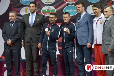 Az újvidéki Eb-n Frísz arany-, Štefanek pedig ezüstérmes lett. A felvételen sportvezetőkkel, edzőkkel és politikusokkal pózolt a két fiatalember (Ótos András felvétele)