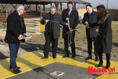 A két ország közötti gyümölcsöző együttműködés eredménye az alapkőletétel (Ótos András felvétele)
